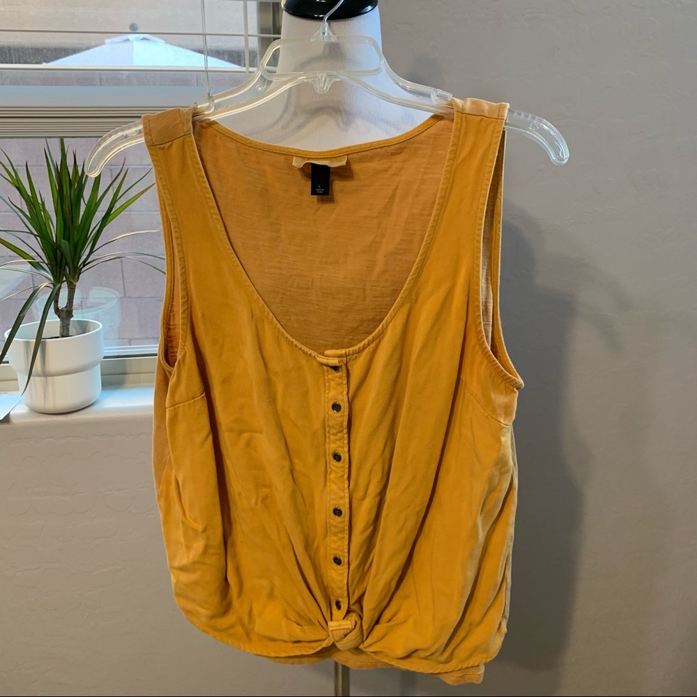 Universal Threads mustard tank top large button